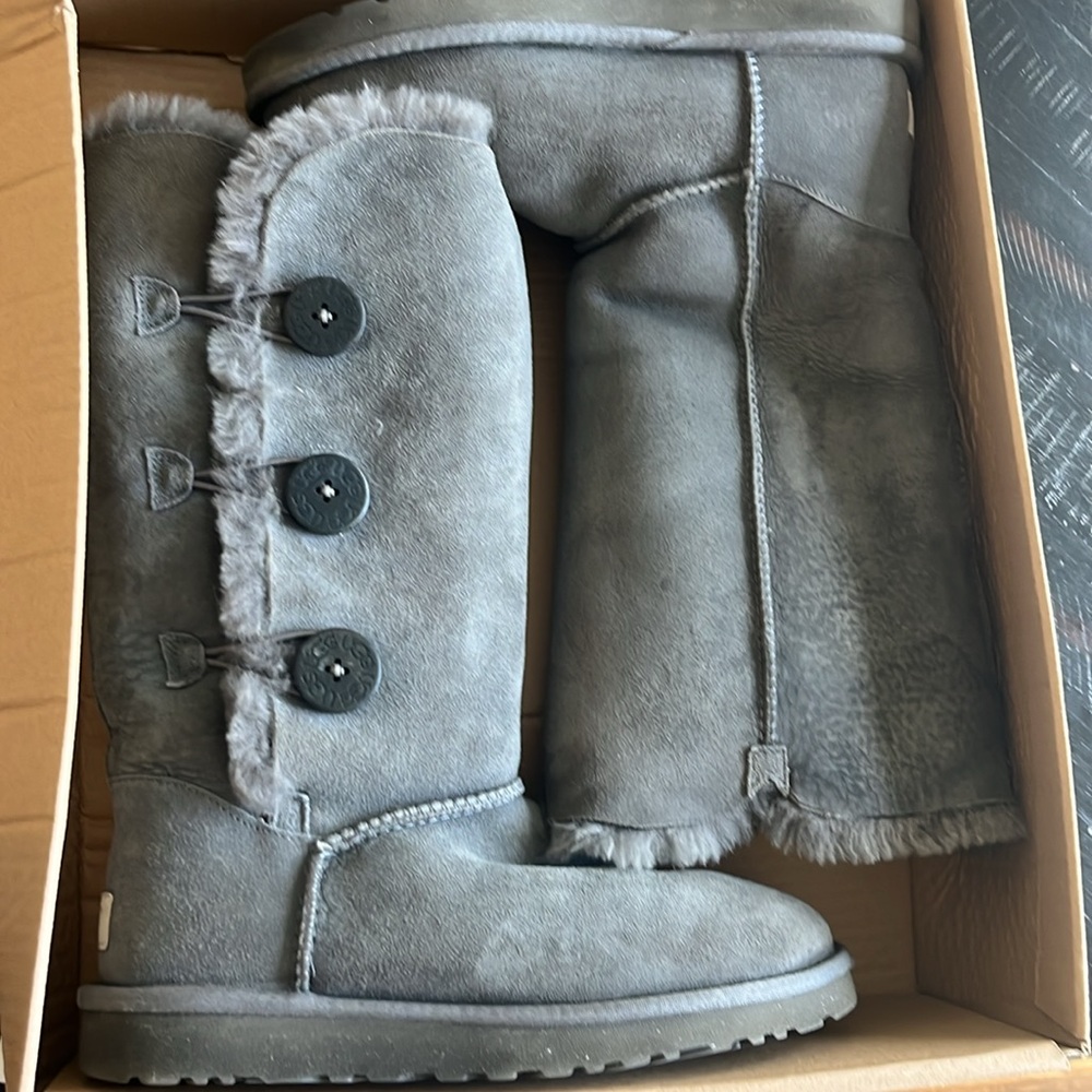 UGG Bailey Button size 8 tall Triplet boots